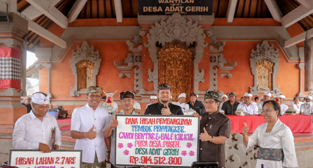 Bupati Giri Prasta Serahkan Hibah di Desa Adat Gerih